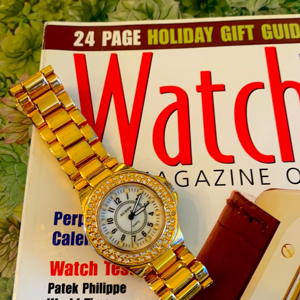 Scoop fashion quartz woman’s bracelet watch gold tone.